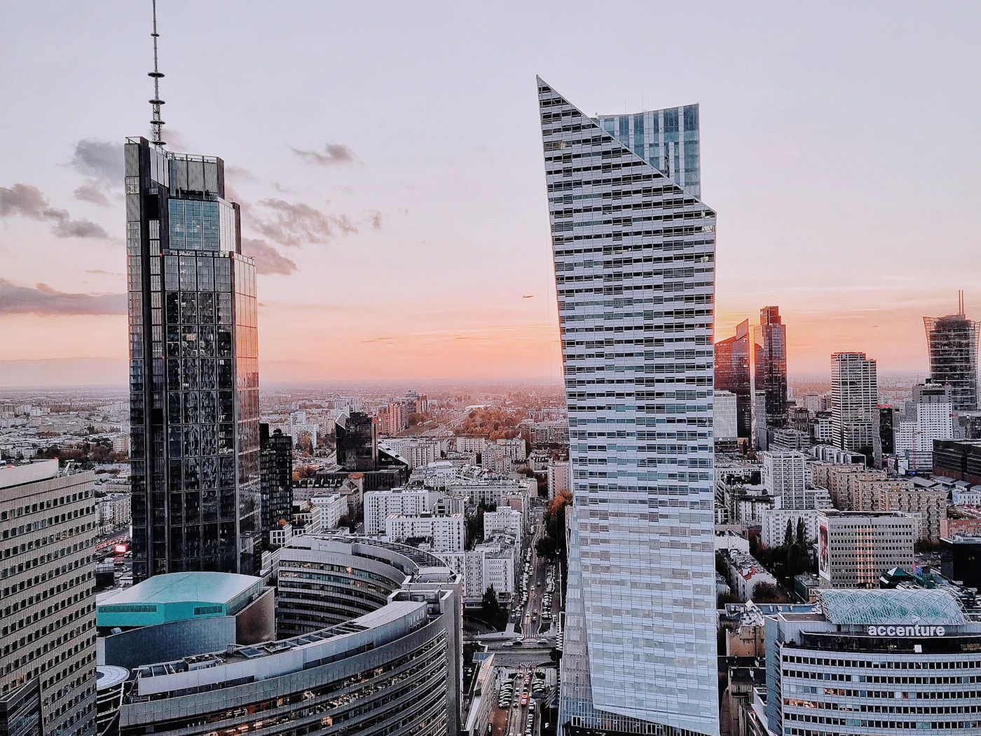 Panorama centrum Warszawy z nowoczesnymi biurowcami